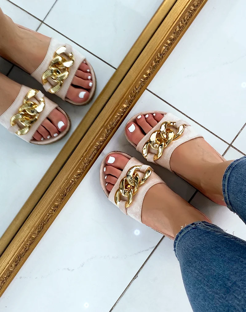 Mules en suédine beige à grosse chaîne dorée
