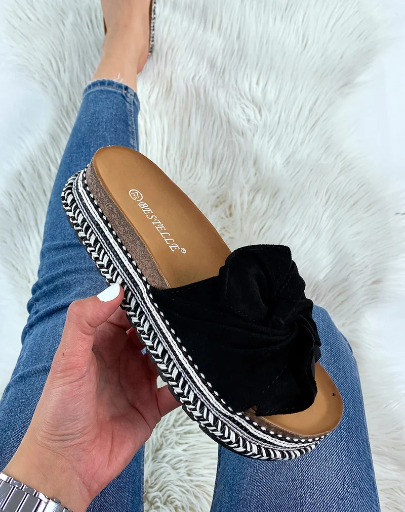 Mules à large bride en suédine noire et motif aztèque