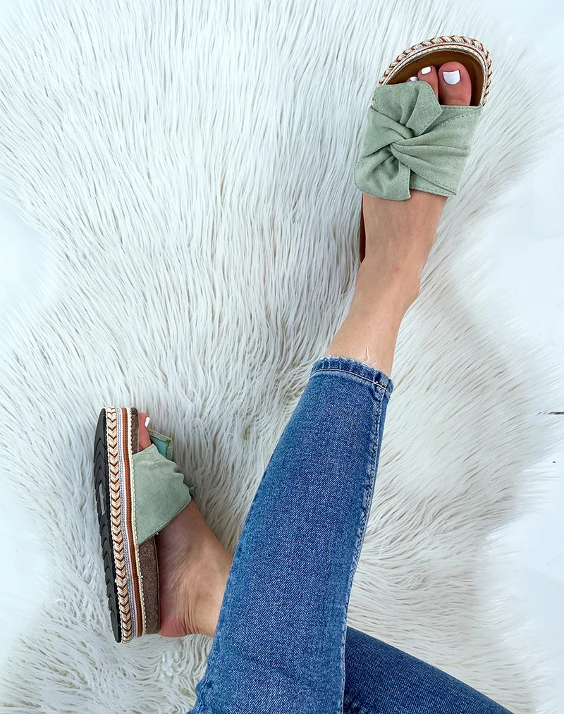 Mules à large bride en suédine vert pastel et motif aztèque