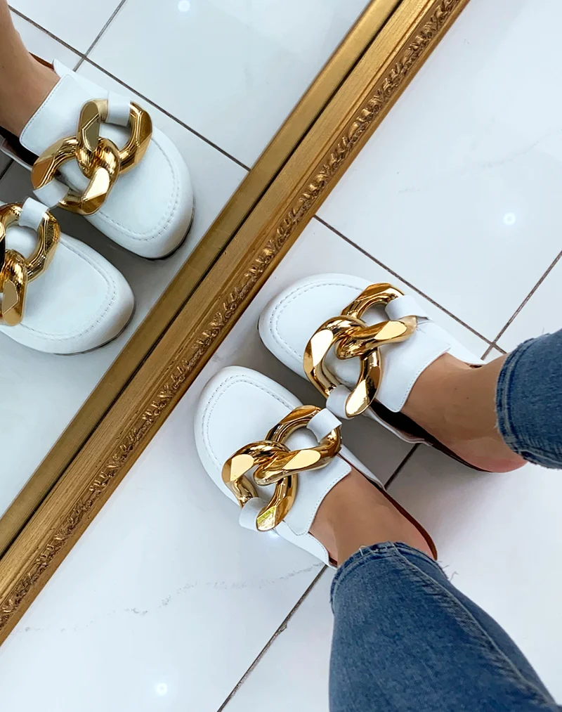 Mules style mocassin blanche à grosse chaîne dorée