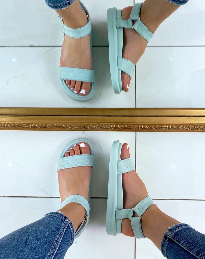Sandales bleu pastel à doubles brides matelassées