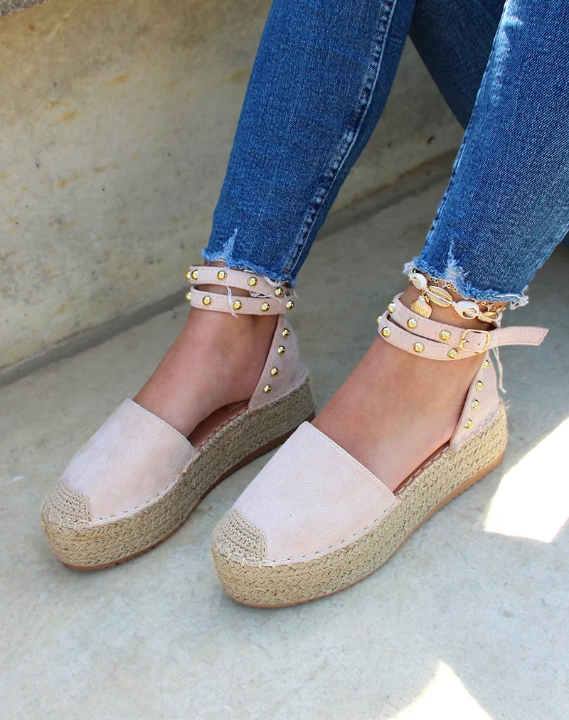 Compensées beiges cloutées style espadrilles