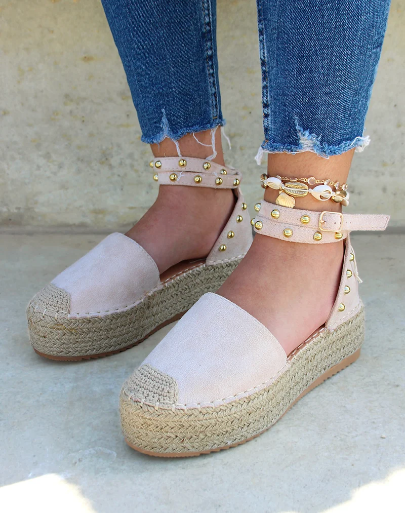 Compensées beiges cloutées style espadrilles