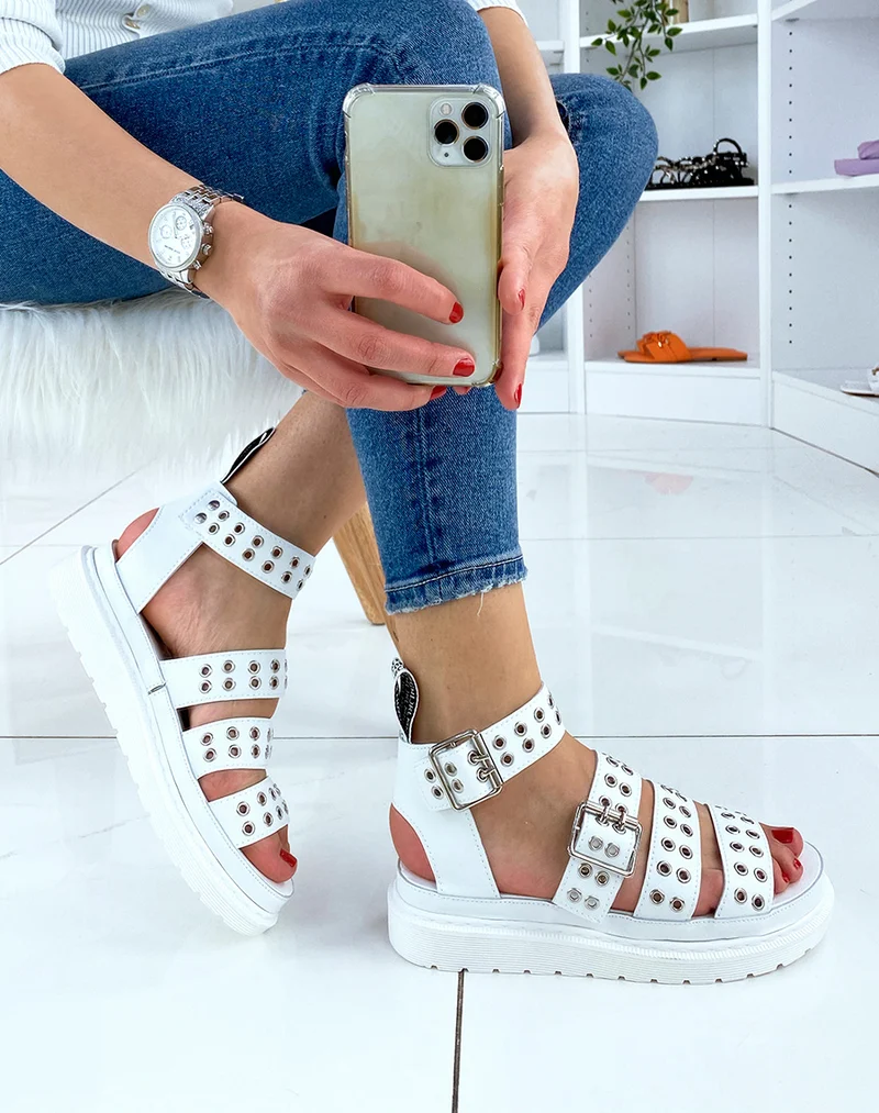 Sandales blanches à multiples brides cloutées