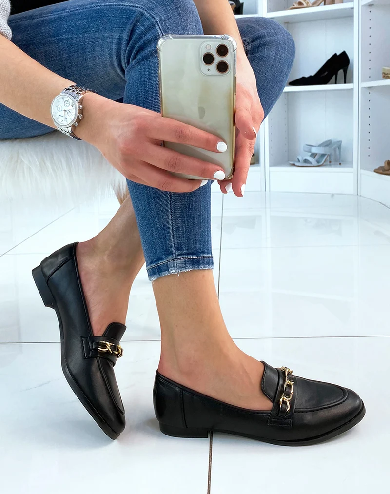 Mocassins noirs à fine chaîne dorée