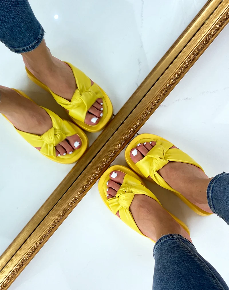 Nu-pieds jaunes à brides larges rembourrées