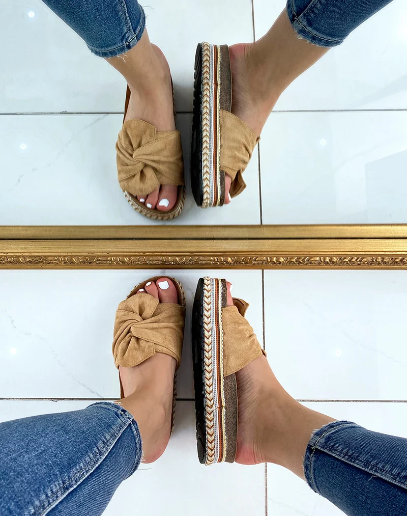 Mules à large bride en suédine camel et motif aztèque