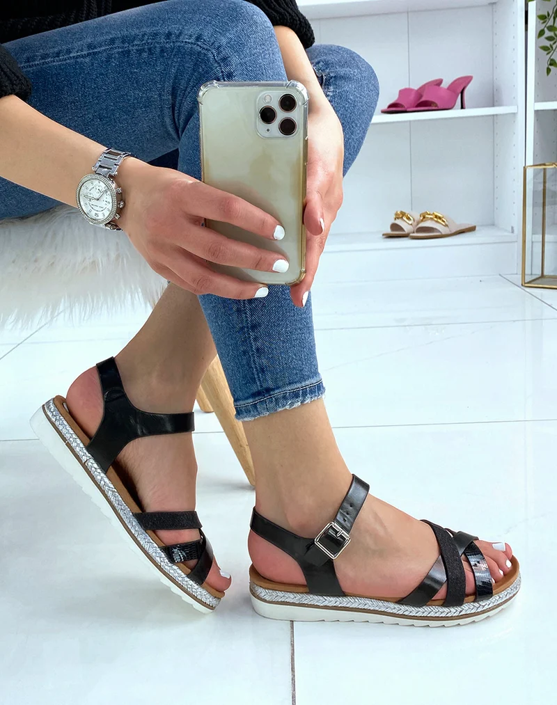 Nu-pieds noirs à brides entrecroisées