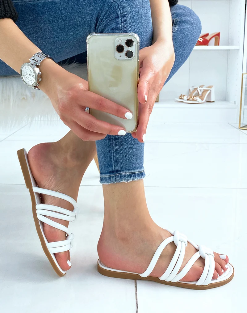 Mules plates blanches à brides entrecroisées