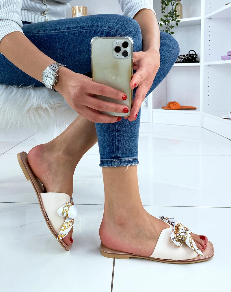Mules plates beiges à petit foulard noué