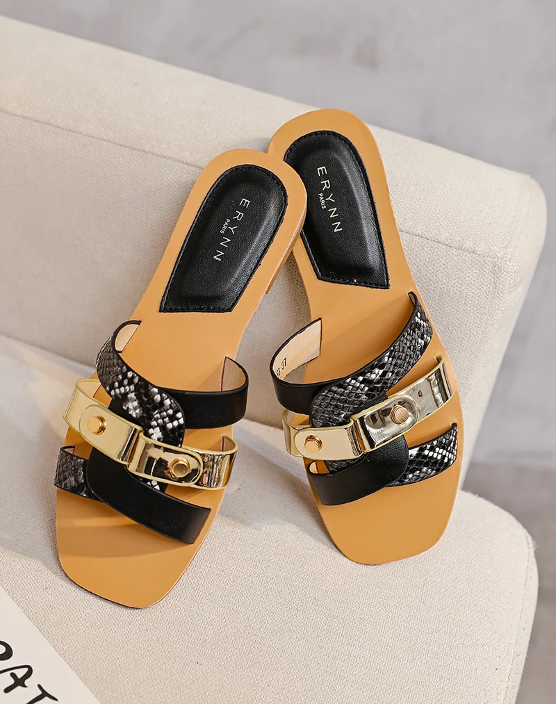 Mules plates noires à brides entremêlées et détails python et dorés