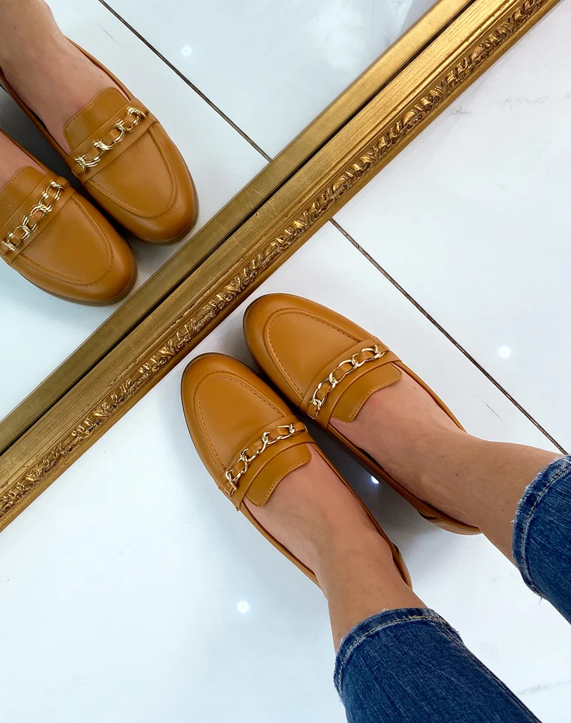 Mocassins camel à fine chaîne dorée