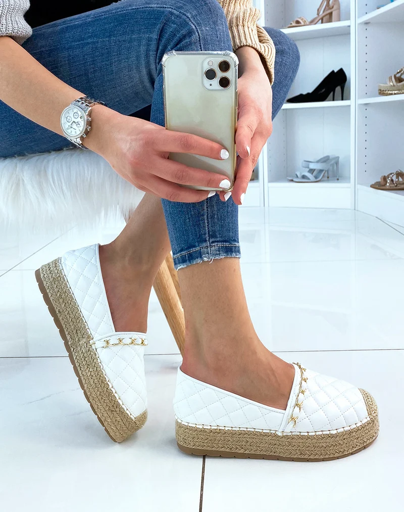 Espadrilles blanches matelassés à fine chaîne dorée