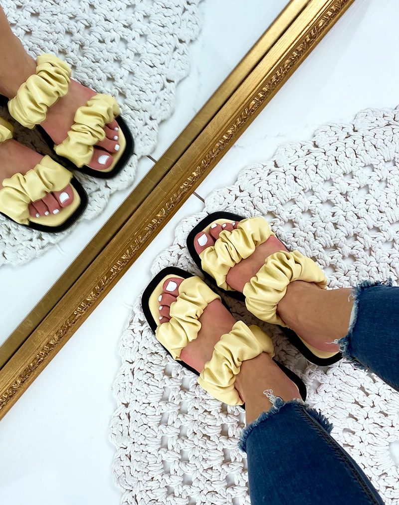 Sandales plates en simili cuir jaune
