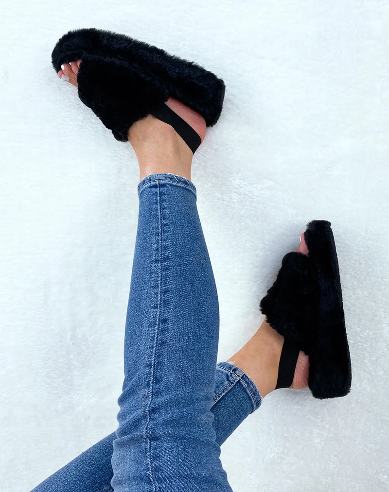 Pantoufles noires en fausse fourrure