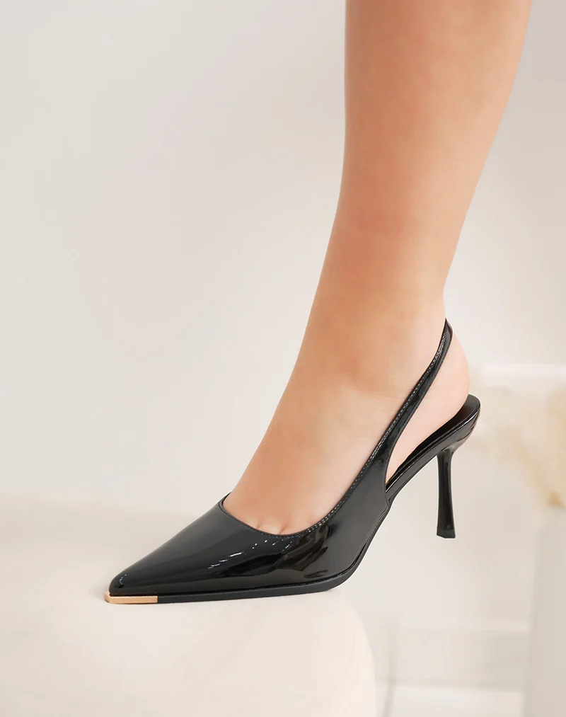 Escarpins femme noirs vernis à bout pointu avec bijou doré et bride arrière élégante