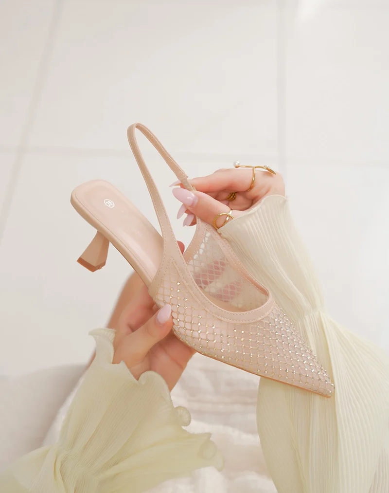 Escarpins femme beiges transparents pailletés à bout pointu et petit talon élégant