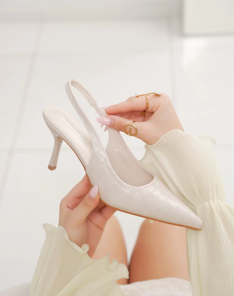 Escarpins femme beige effet croco à bout pointu et talon aiguille élégant