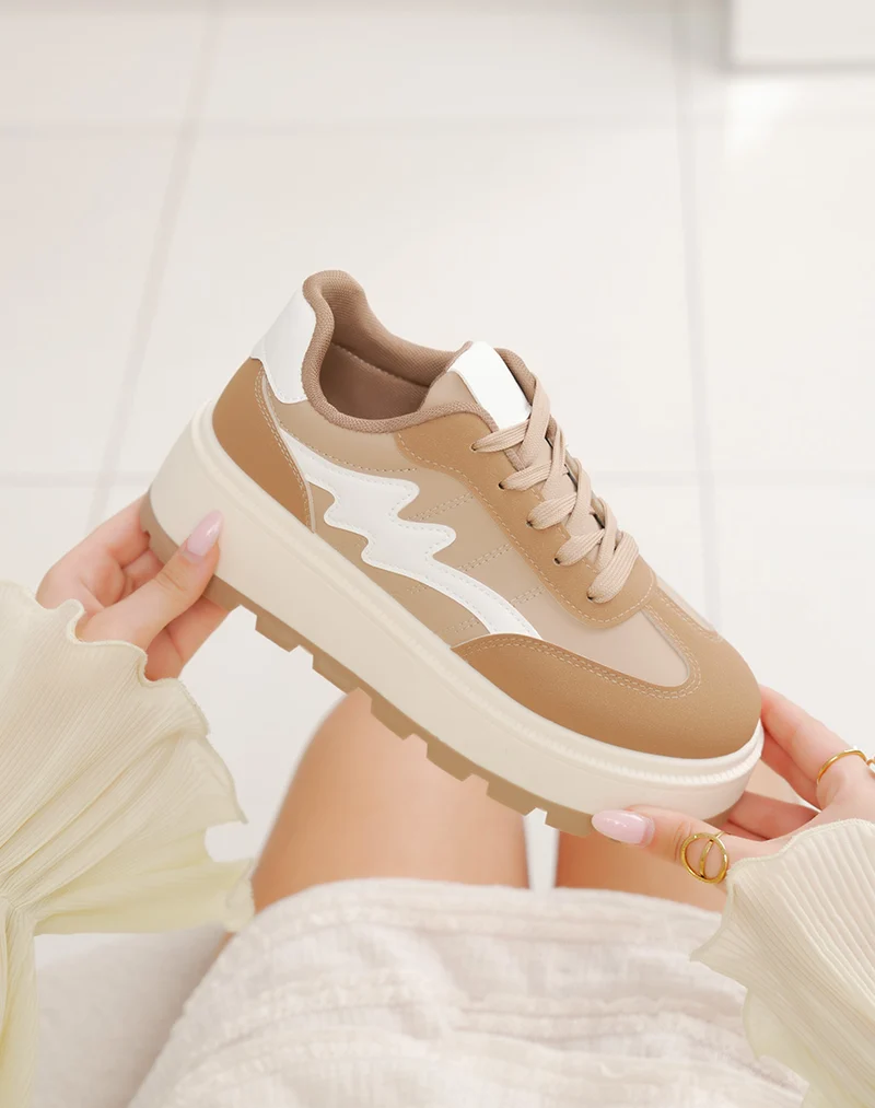 Basket femme camel en suédine avec empiècements blancs et semelle épaisse tendance