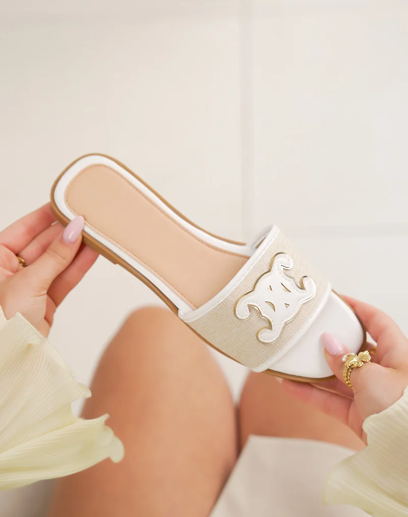 Mules femme blanches plates avec bride beige tissée et détail blanc raffiné