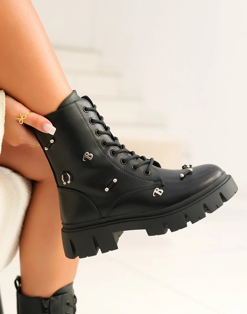 Bottines femme montantes noires à lacets avec détails argentés et semelle crantée