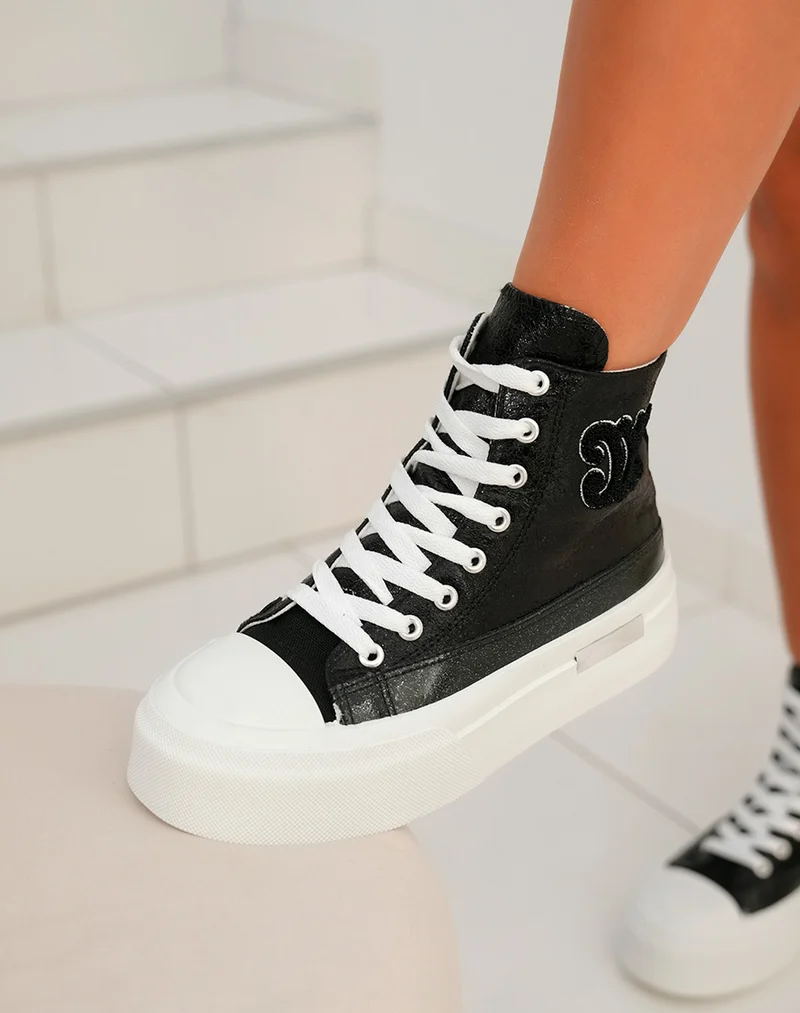 Basket montante femme noire brillante avec logo en tissu