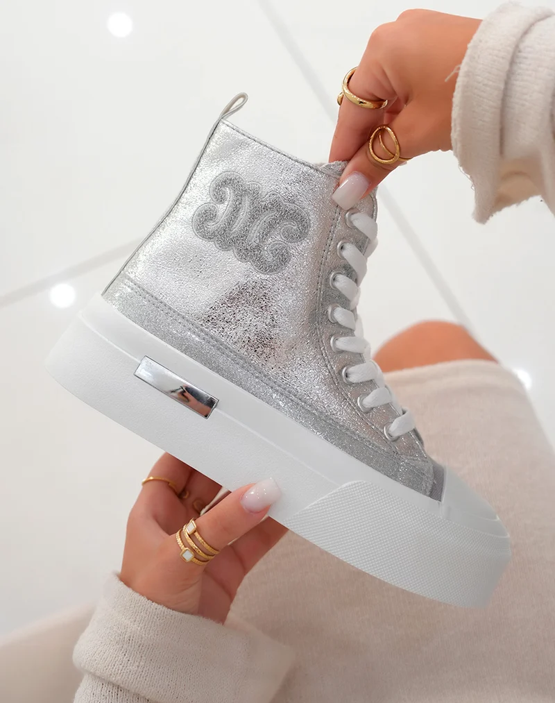 Basket montante femme argentée brillante avec logo en tissu
