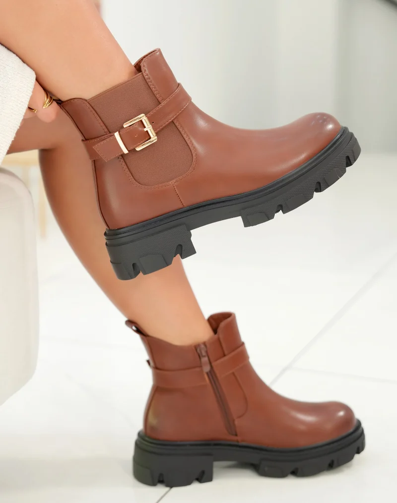 Bottines marron style chelsea avec lanières argentées et semelle épaisse crantée