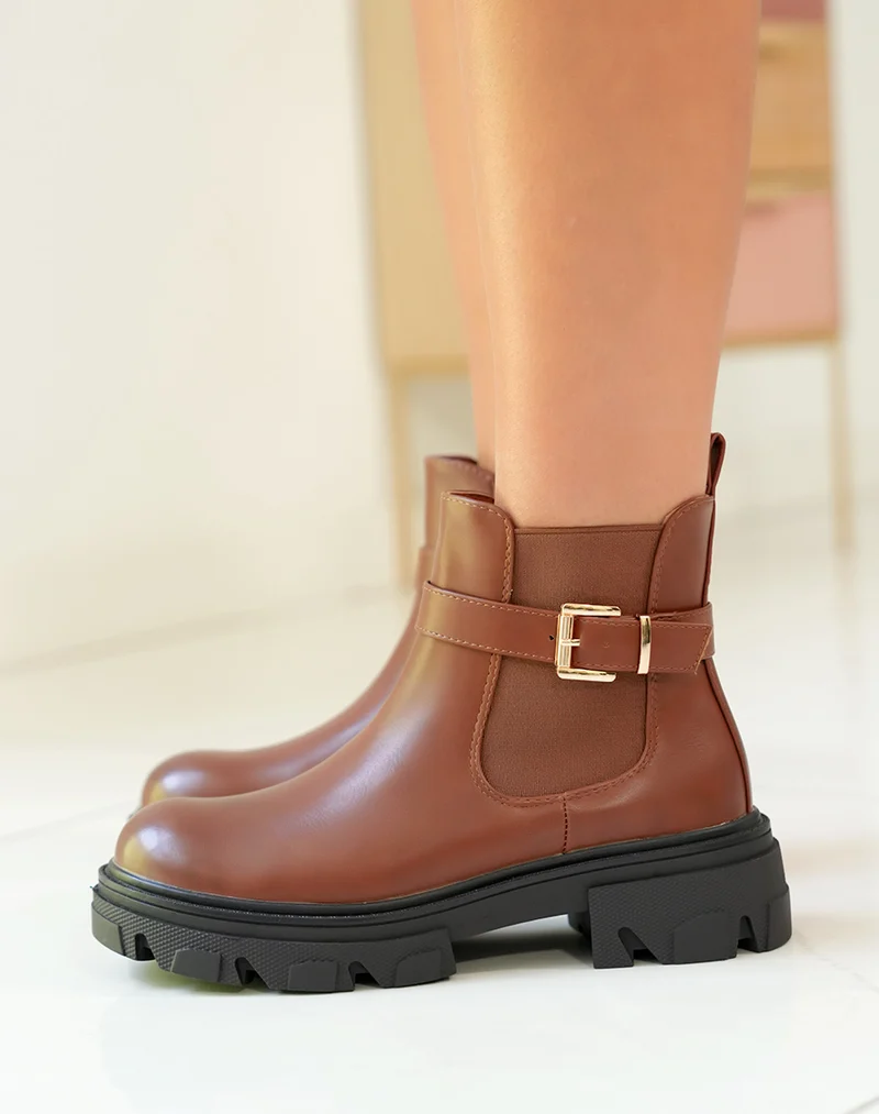 Bottines marron style chelsea avec lanières argentées et semelle épaisse crantée