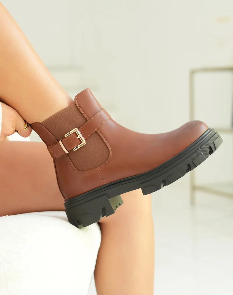 Bottines marron style chelsea avec lanières argentées et semelle épaisse crantée