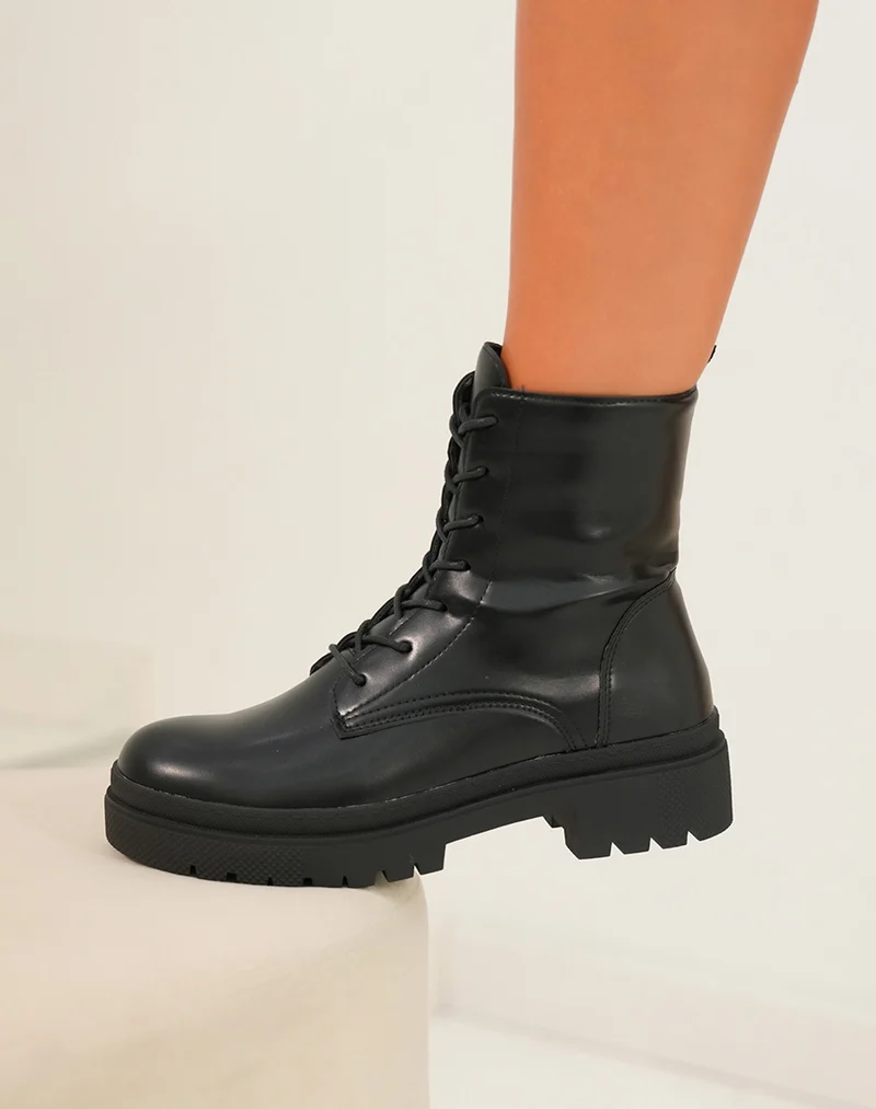 Bottines noires à lacet avec semelle épaisse crantée