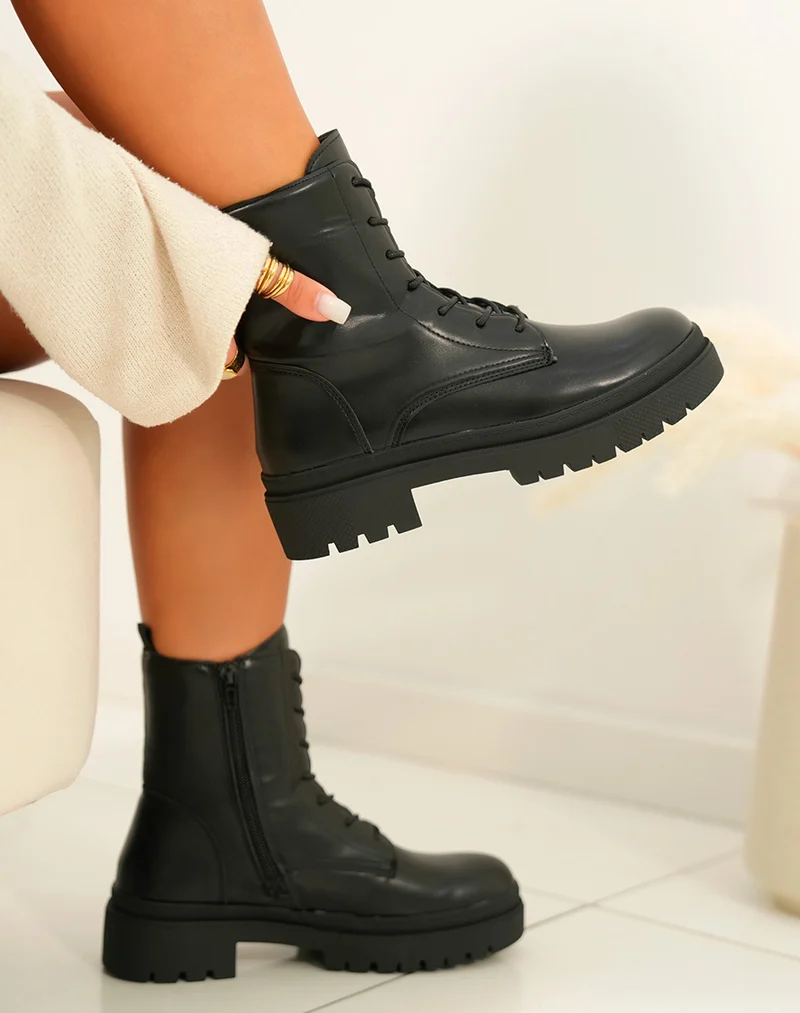 Bottines noires à lacet avec semelle épaisse crantée