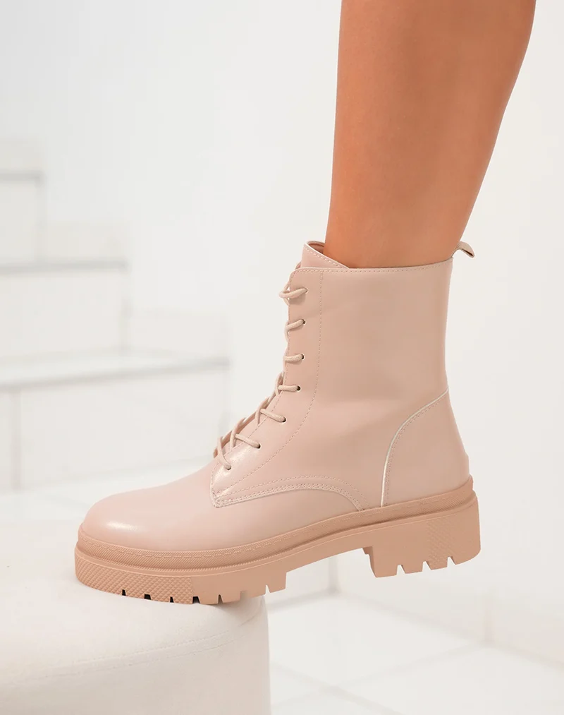 Bottines beiges à lacet avec semelle épaisse crantée