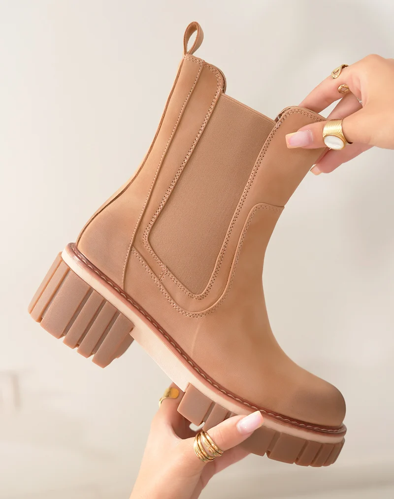Bottines Montantes Camel Chic avec Semelle Contrastante pour un Look Audacieux