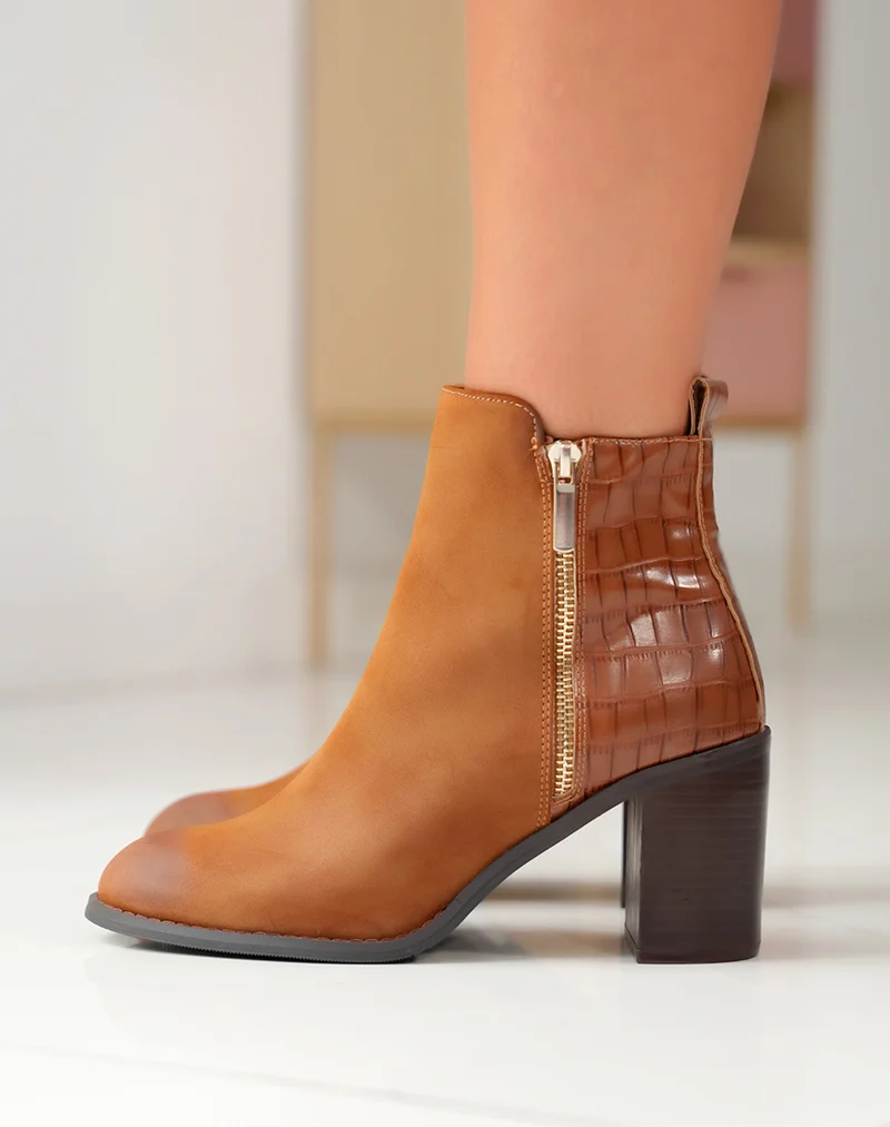 Bottines Camel Bi-Matière : Une Élégance qui ne Passe Pas Inaperçue
