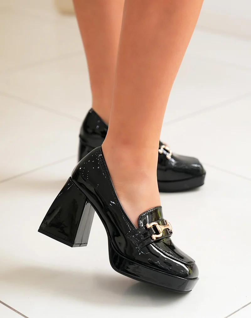 Mocassins noirs vernis à talon épais et chaîne dorée