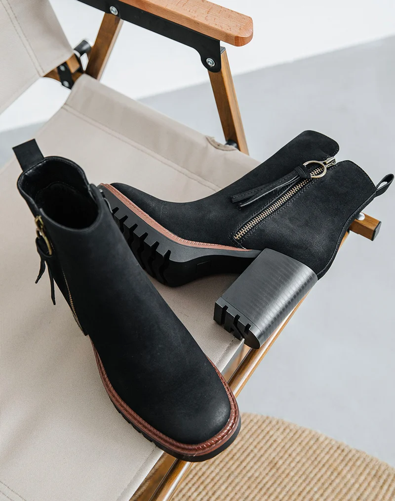 Bottines noires à talon et détail marron