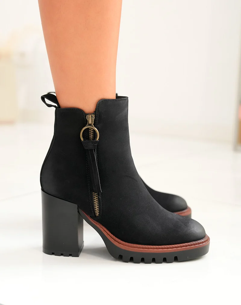 Bottines noires à talon et détail marron