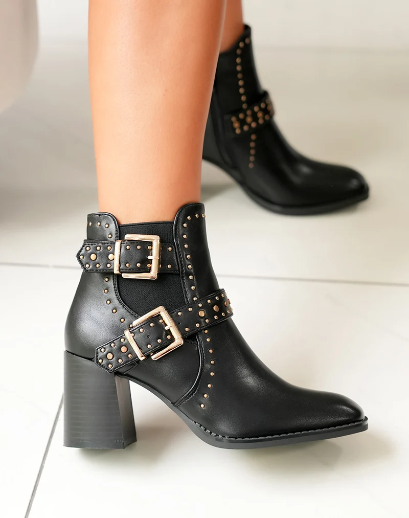 Bottines noires cloutées à talon et bout carré