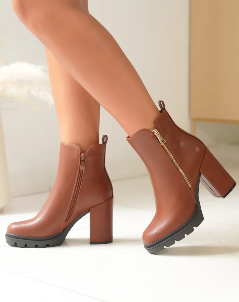 Bottines camel à talon et détail glissière dorée