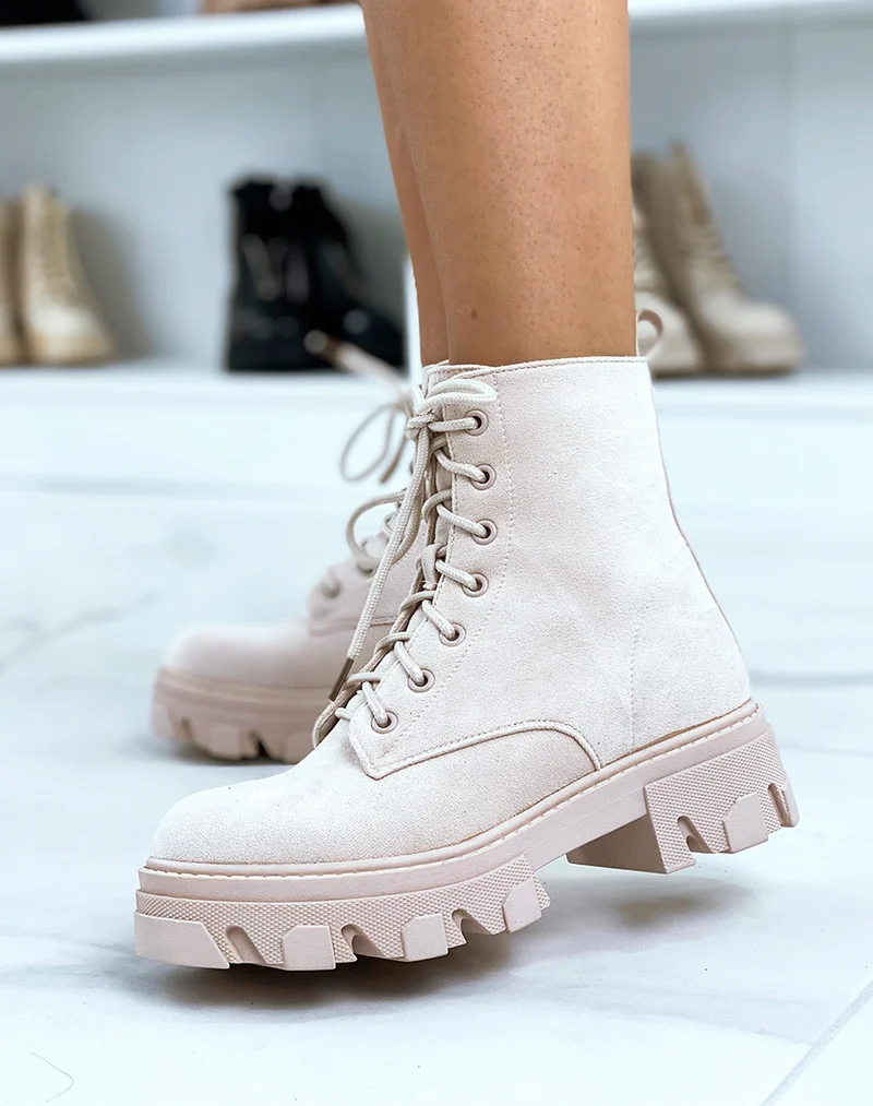 Bottines en suédine beige lacées à semelle crantée