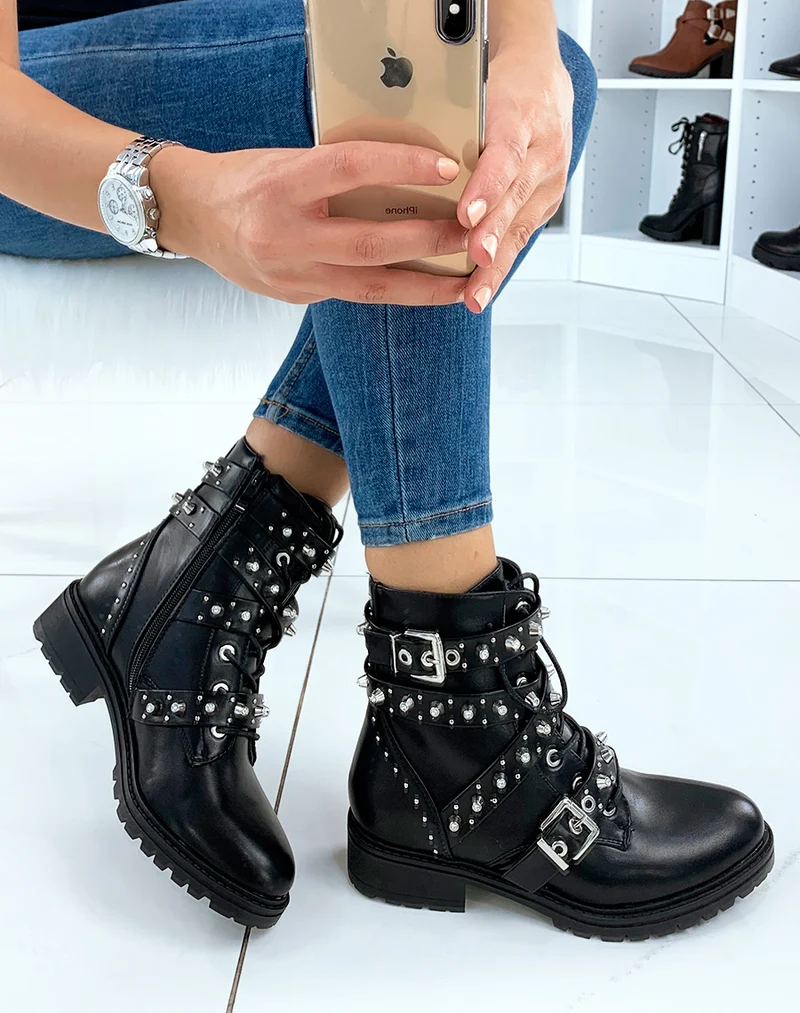 Bottines montantes noires ajourées de lacets et multiples brides