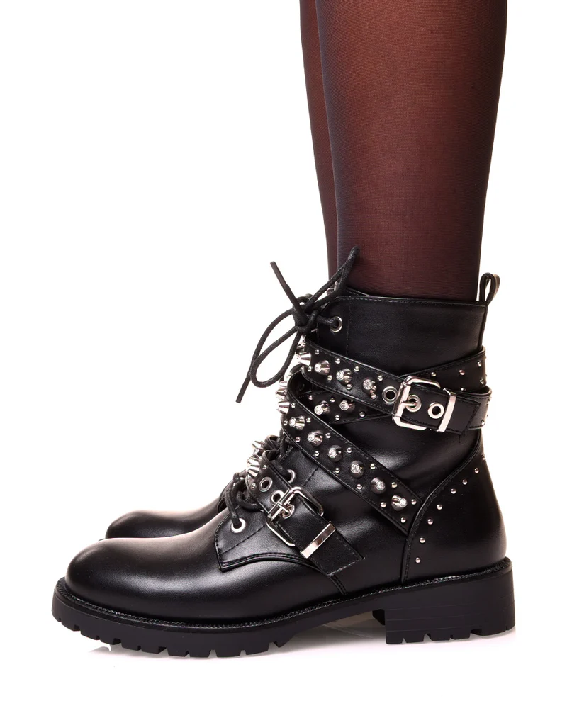Bottines montantes noires ajourées de lacets et multiples brides