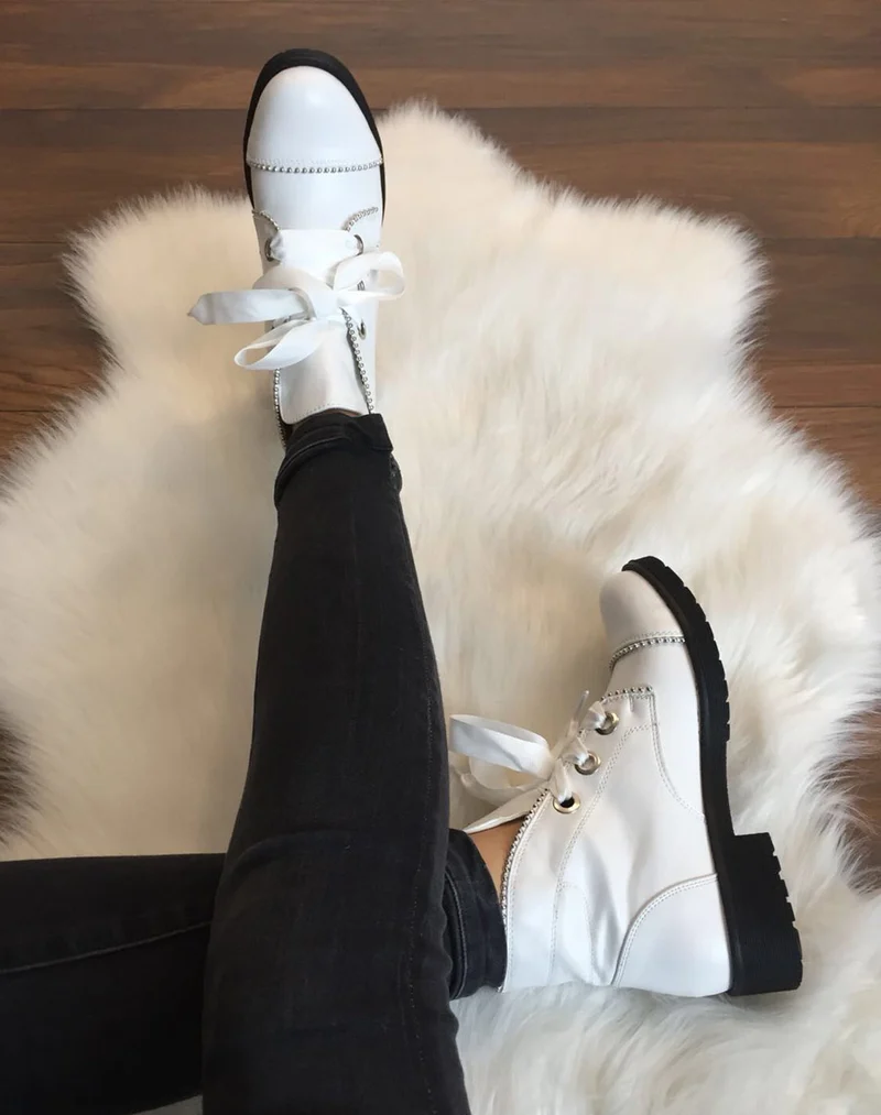 Bottines blanches cloutées à semelles épaisses