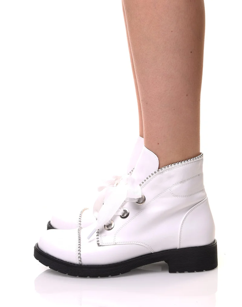 Bottines blanches cloutées à semelles épaisses
