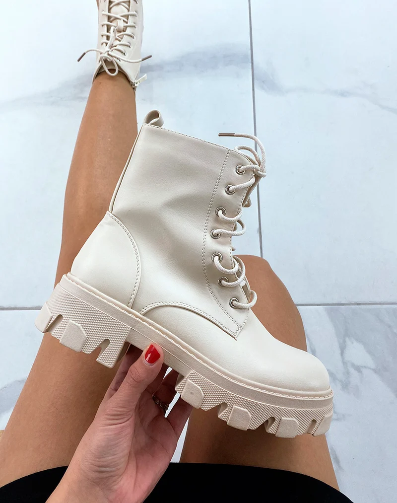 Bottines lacées beiges à semelle crantée