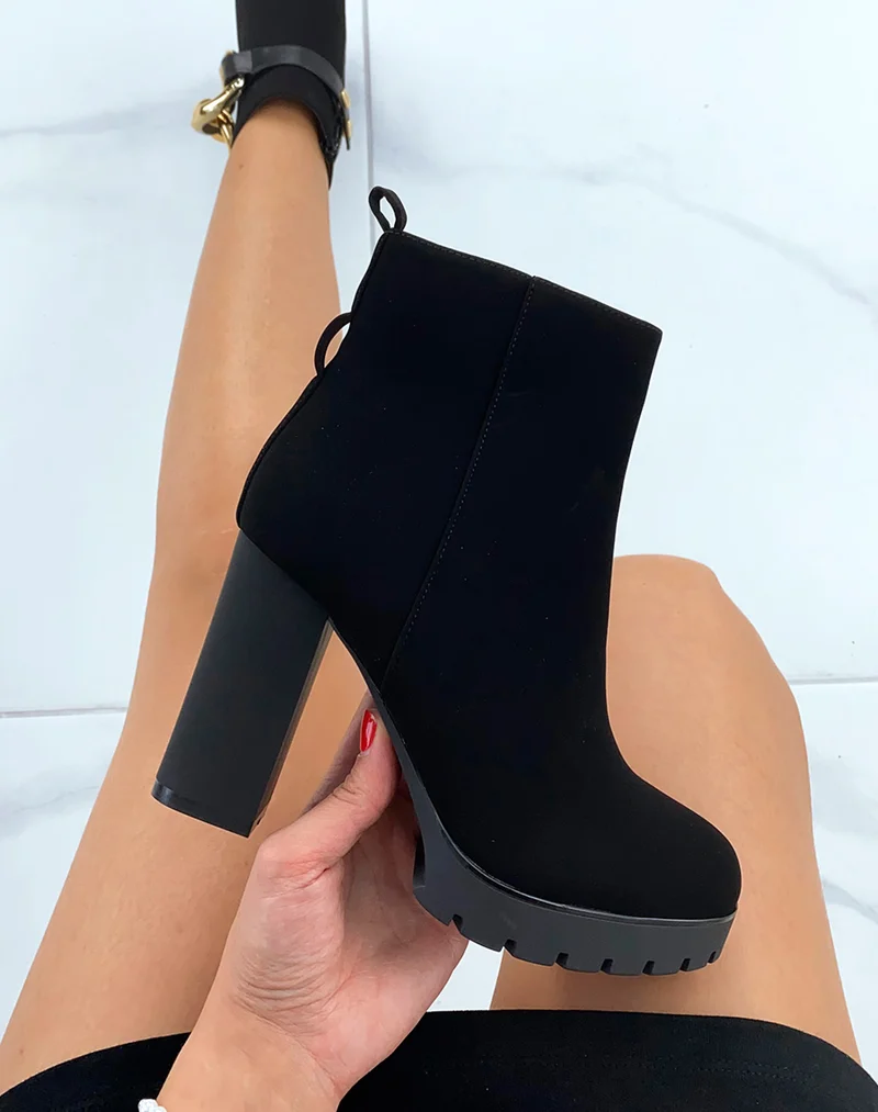 Bottines noires à talons en suédine