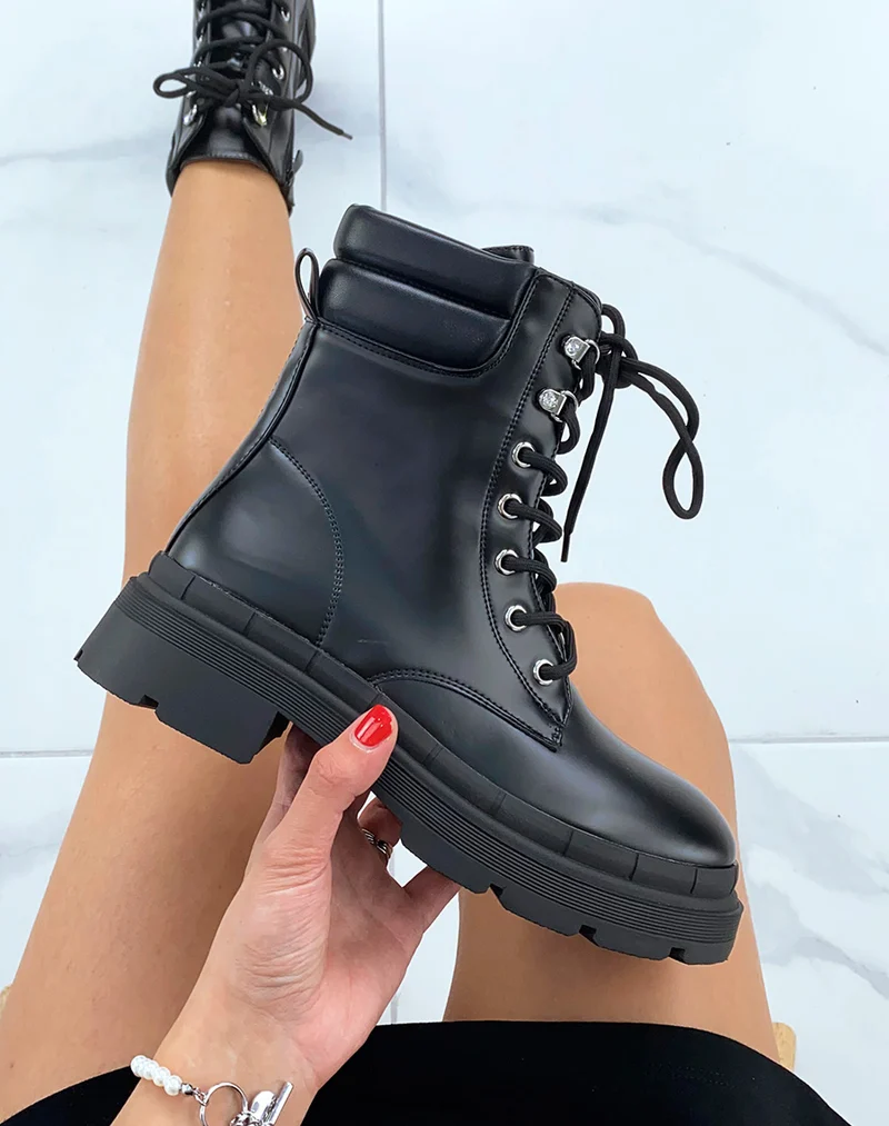 Bottines noires mat à détail strass