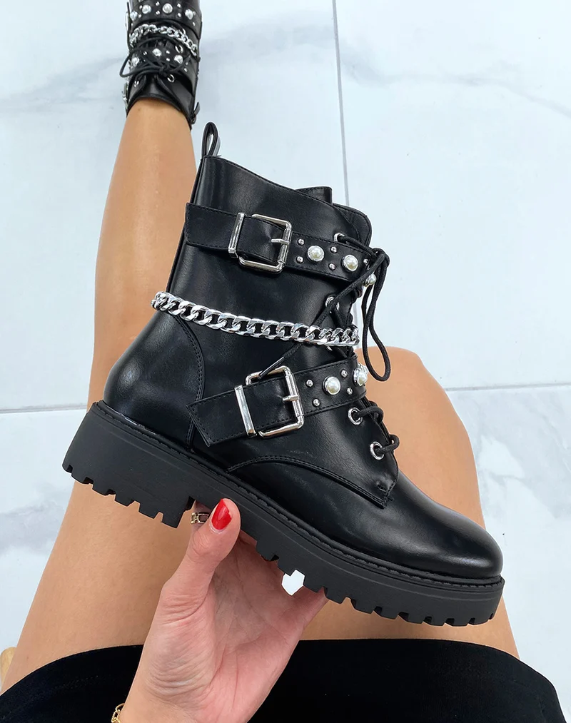 Bottines noires à perles clous et chaîne argentée