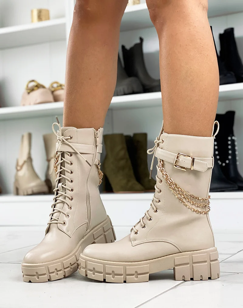 Bottines montantes beiges à lanière et triple chaînes dorée